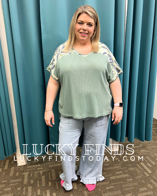 Feeling New Curvy Camo Contrast Top D1671