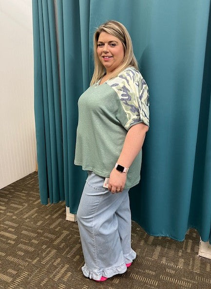 Feeling New Curvy Camo Contrast Top D1671