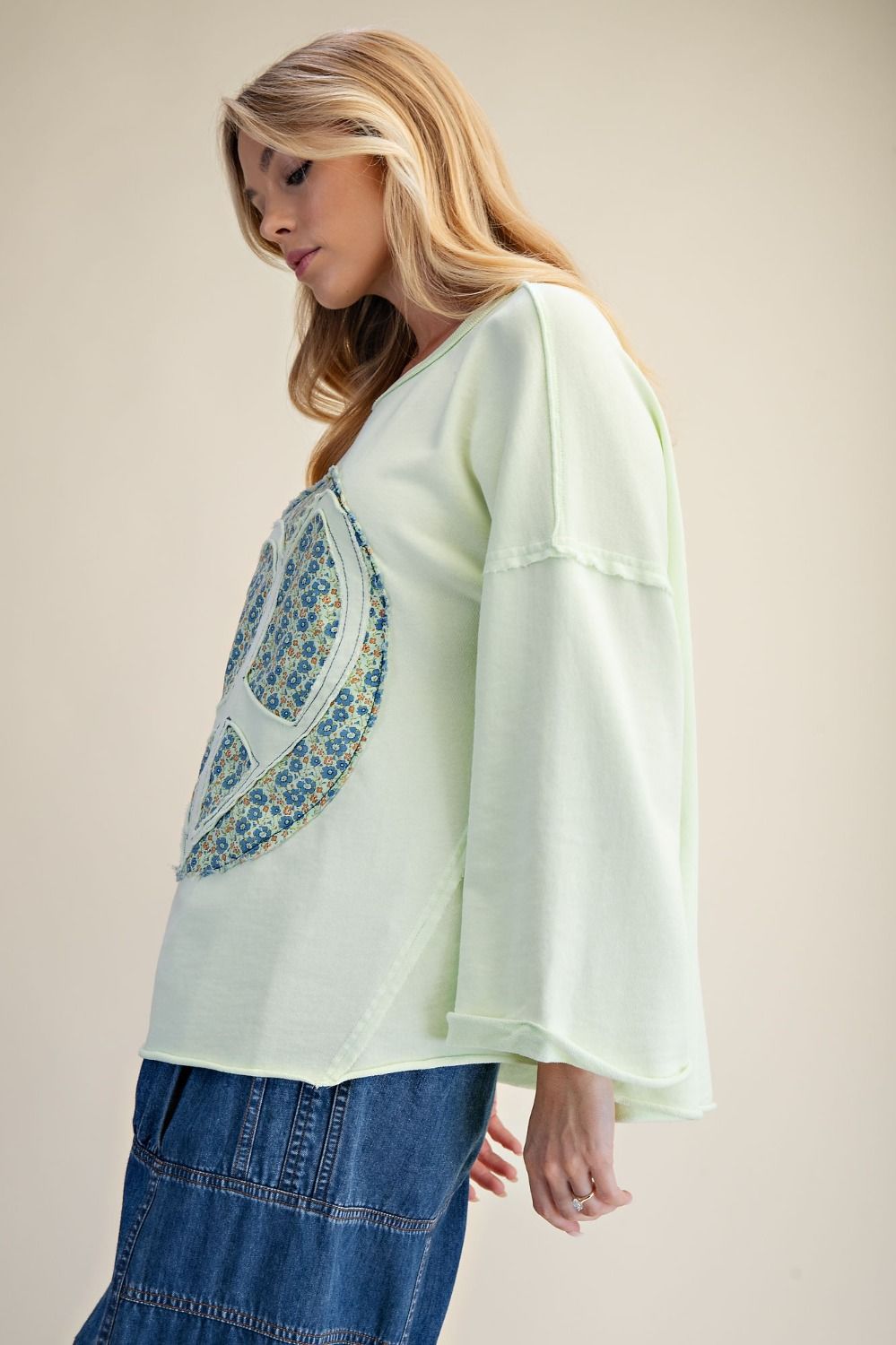 Easel Curvy Peace Sign Top P539