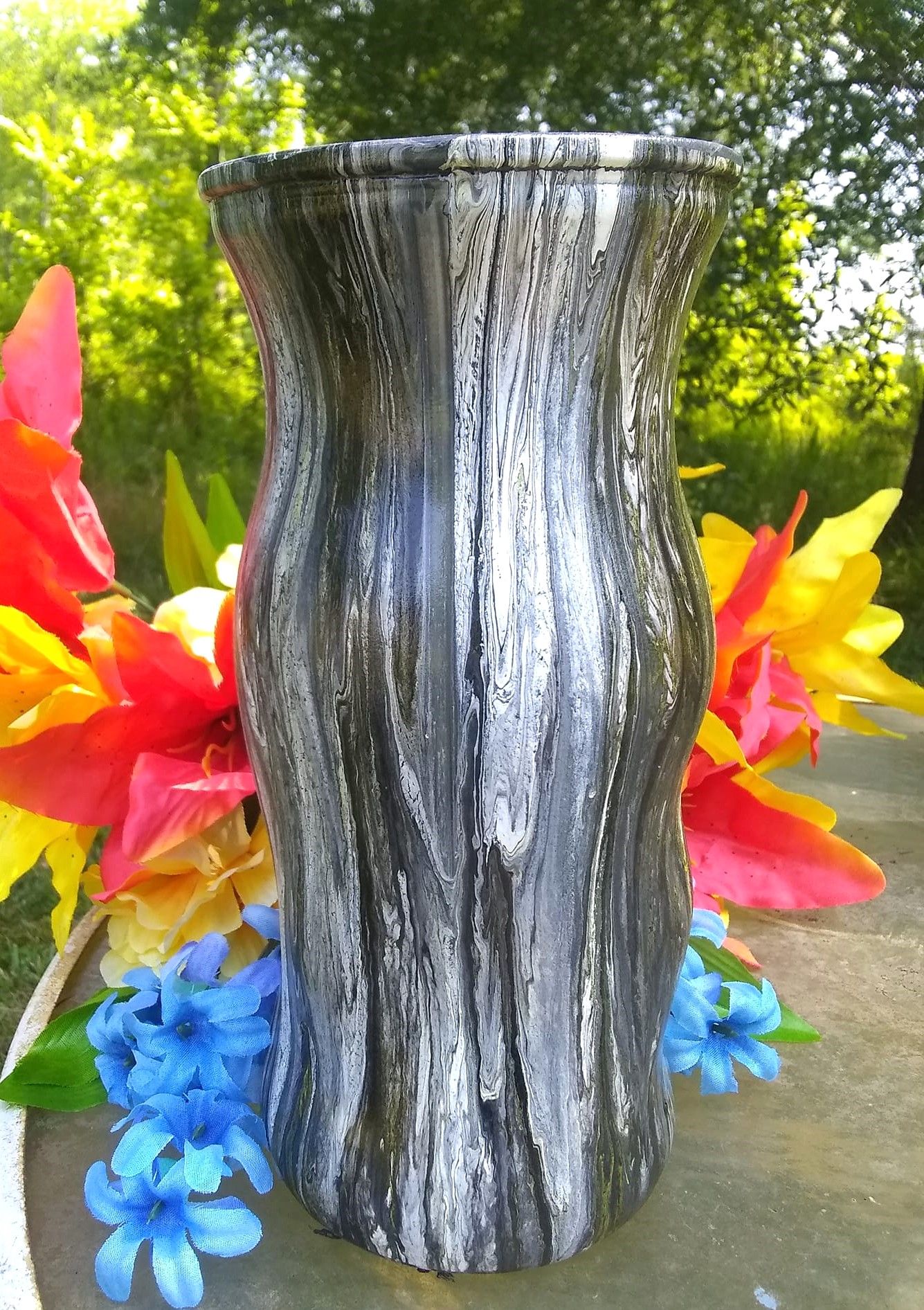 Black/white curvy vase - 1